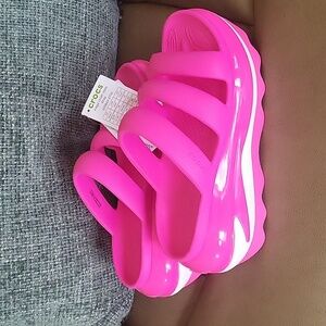 NWT mega crush triple strap Crocs in hot pink/white 7